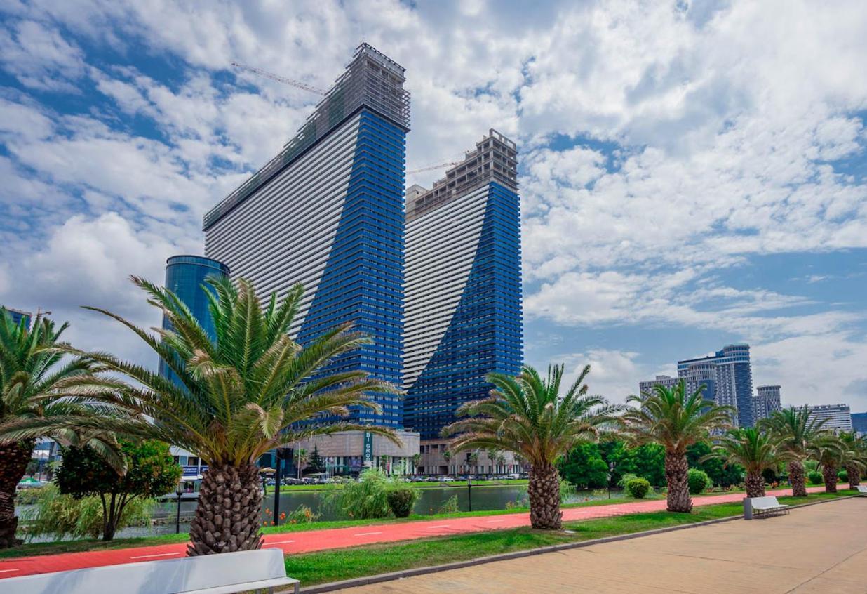 Hellobatumi Aparthotel Bagian luar foto